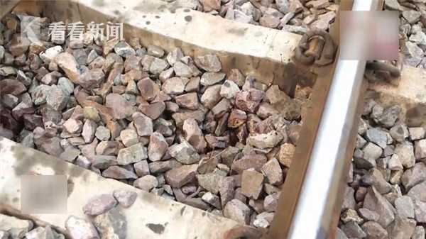 视频|醉酒男女卧轨自拍 被火车撞飞卷入车底拖行5米