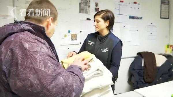 视频|英国遇强降雪 无聊歌手花一上午拍摄楼下