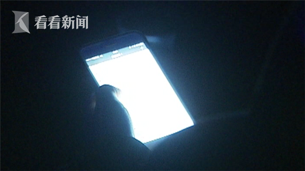 视频｜女子看电影玩手机 观众被惹恼将爆米花扣其头上