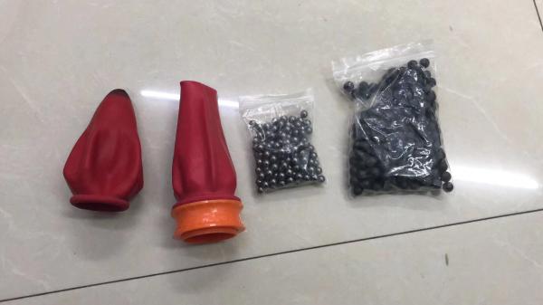 上海警方发现的用于打塑料BB弹的仿真枪2把、弹弓2把，以及钢珠、塑料BB弹等弹珠近百粒。 上海警方供图