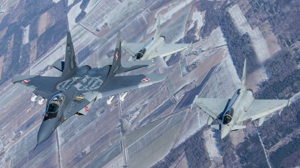 资料图片:英军“台风”战机与波兰空军米格-29战机在波罗的海地区进行联合巡逻。(图片来源于网络)