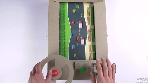 大神用硬纸板自制了一款赛车游戏 脑洞之大令