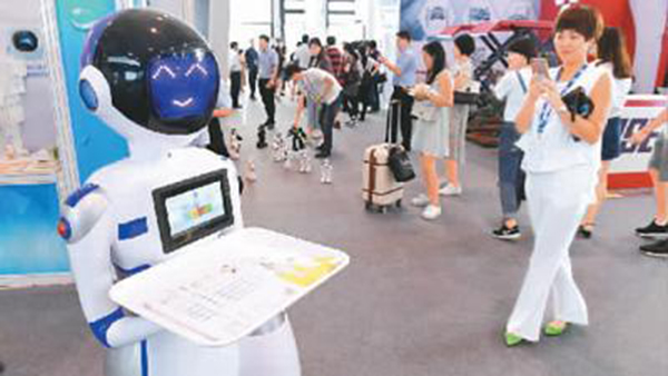 中国-东盟博览会上的机器人服务员。
