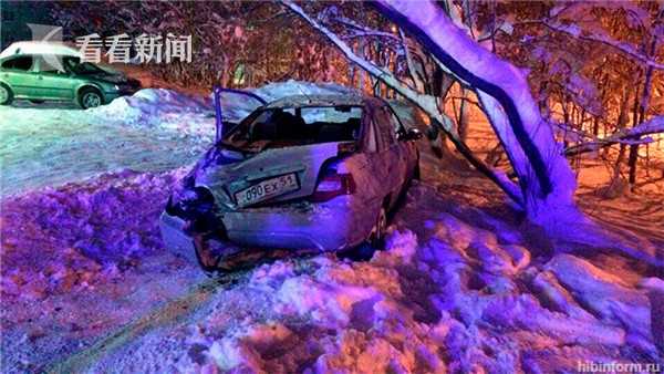 视频|“战斗民族”男子抢坦克去偷酒 碾坏汽车撞商店