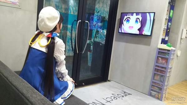 上瘾了?日本美女动画师再次COS萝莉看直播引热议
