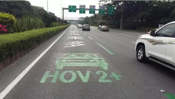 深圳第二条HOV车道设在梅观高速，行驶汽车内须