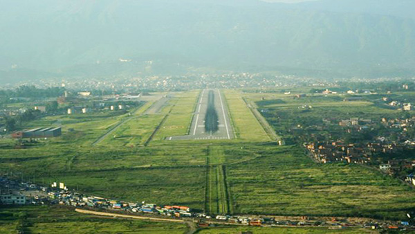 尼泊尔空难:机场旁是深谷降落难度大,飞行员疑