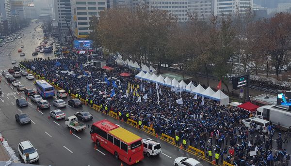 周日（10日）下午，3万多名医生在首尔集会反对“文在寅医改”