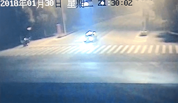 男子喝五种酒后撵下代驾无证驾驶,撞两电动车