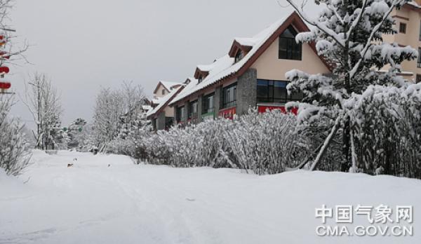 27日,长白山脚下二道白河镇清晨雪景。