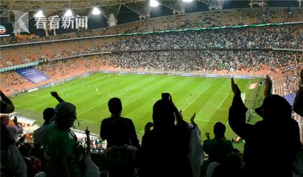 首次!沙特女性到体育场与男性一起看足球赛|体