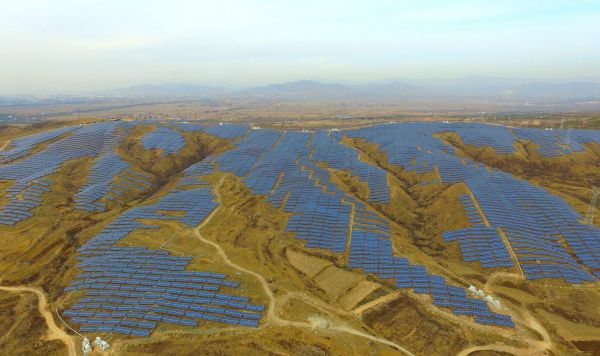 资料图片:张家口市下花园区张家庄村荒山上建设的奥运迎宾光伏廊道项目。新华社记者 王晓 摄