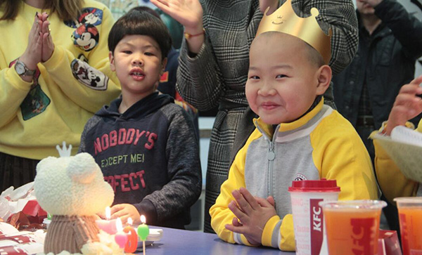 2018年1月15日，“小长江”（右）被安顿在福利院，过了生平第一个生日。（图片来源于网络）