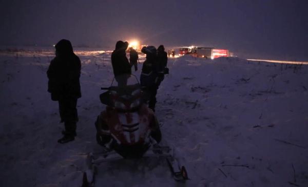 2月11日，在俄罗斯莫斯科州，俄紧急情况部工作人员在坠机现场附近工作。 新华社 图