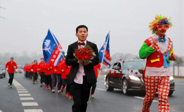 澎湃新闻:小伙穿西装捧鲜花带上百人 跑步10多公里迎接新娘