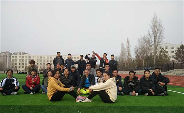 踢球免作业 新疆一大学的班主任为治学生 手机