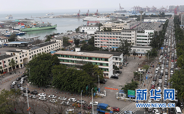 2月20日，大量过海车辆在海口秀英港等待过海。新华社记者 赵颖全 摄