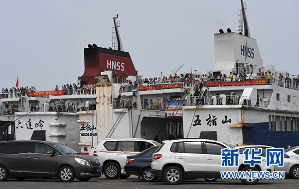 2月20日,过海车辆在海口秀英港上船过海前往广东徐闻。新华社记者 赵颖全 摄