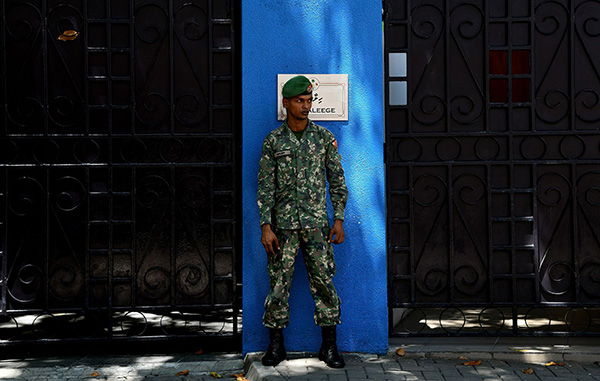2月8日，一名士兵在马尔代夫总统府前站岗。视觉中国 图
