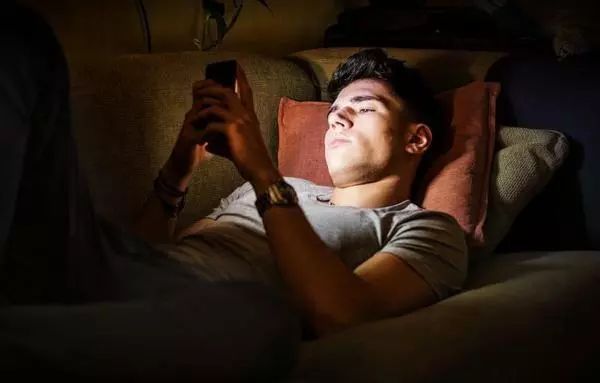 都知道熬夜危害大,但几点睡觉才算熬夜?赶紧看