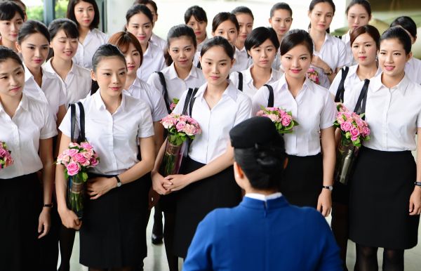 资料图：台湾籍空中乘务员在接受厦航空中乘务培训员的入职培训。新华社记者 魏培全 摄