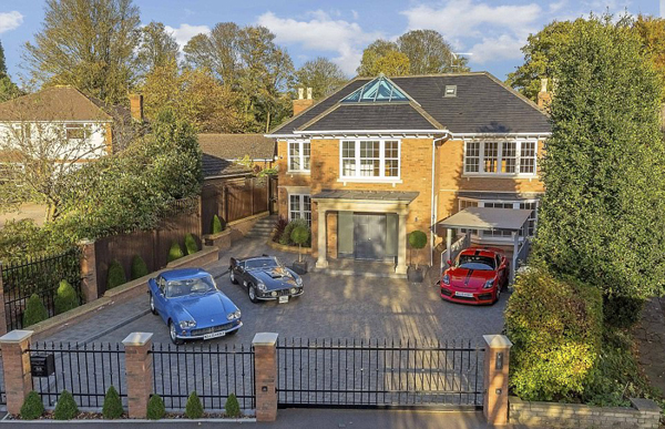 英国一豪宅隐含高科技地下车库 酷炫如007电影