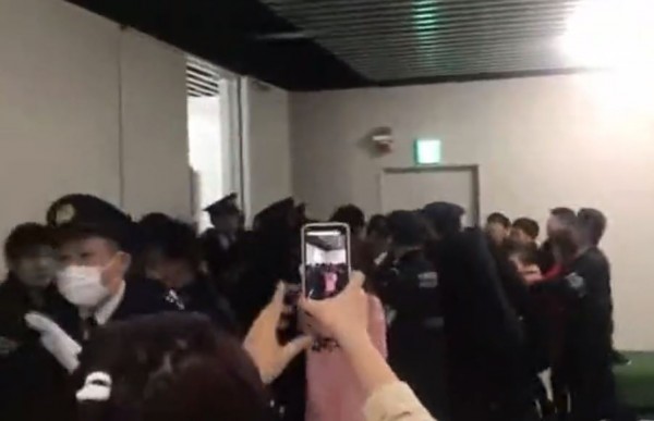中国游客与日本警察发生冲突