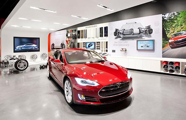 2017年7月6日，韩国首尔的一家展厅内的特斯拉Model S型电动汽车