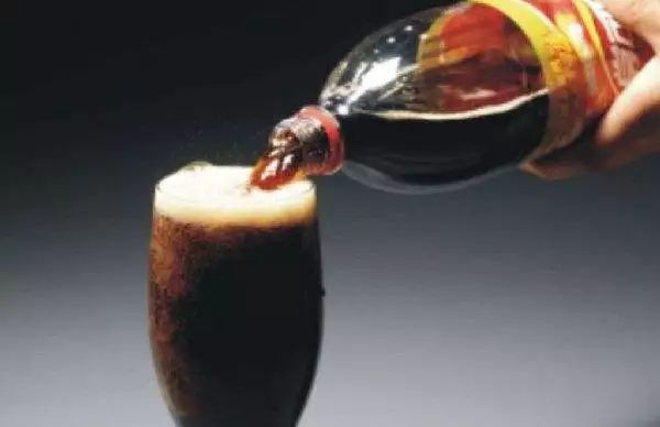 碳酸饮料会化牙,给孩子多喝就是在害孩子,这是