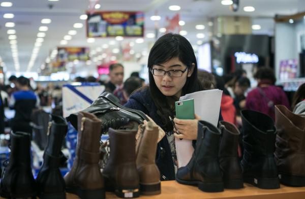中国的消费总额预计将在2018年首次赶上或超过美国。 贾亚男 澎湃新闻资料