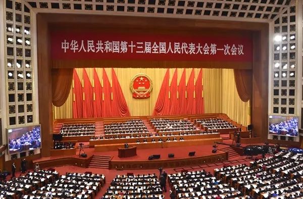 国务院机构改革 市民在即将消失的机构牌前拍