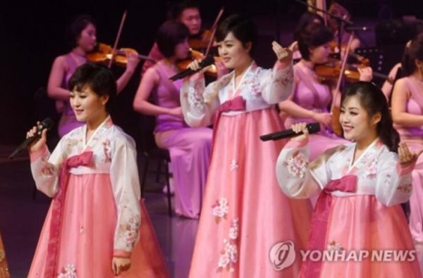 朝鲜时隔15年在韩登台 女歌手穿热裤献唱获热烈反响
