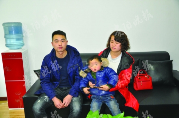 王炫炫与被救男童及其家人。