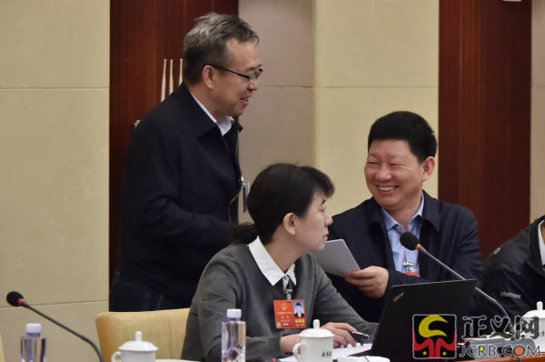 全国人大代表吴仰东(从左至右),杨艳,苏海明相互交流.