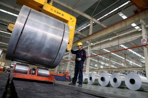 中国一家铝厂的一名工人正在检查铝带。（美国《华尔街日报》网站）
