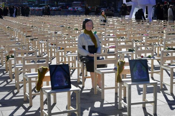 12月27日在韩国首尔举行的一场集会活动上拍摄的“慰安妇”少女像。