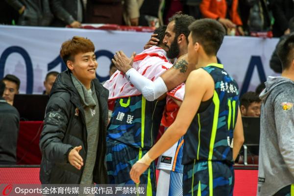 易建联和哈达迪又起冲突了,他们用13年诠释 一