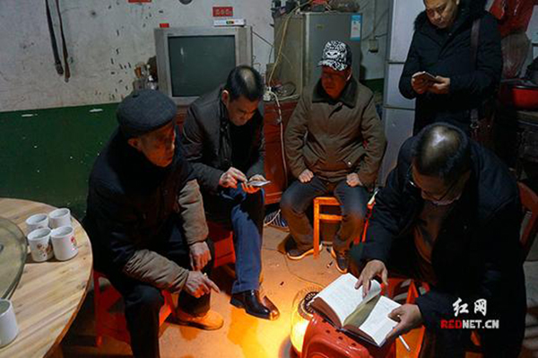 1月初,湖南省刘氏联谊会一行人在排头乡黄荆坪村刘本超家询问族谱情况。