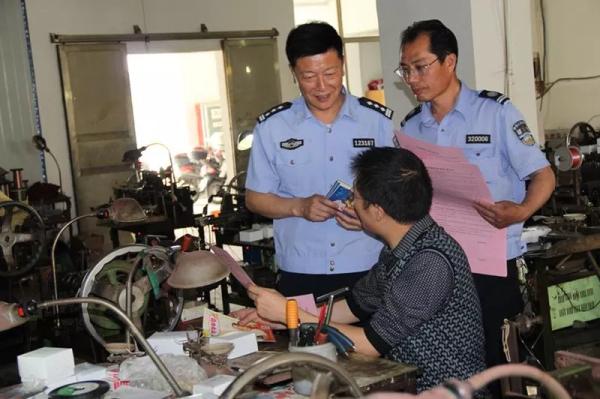 江苏55岁民警突发心脏病离世,最后时刻帮农民