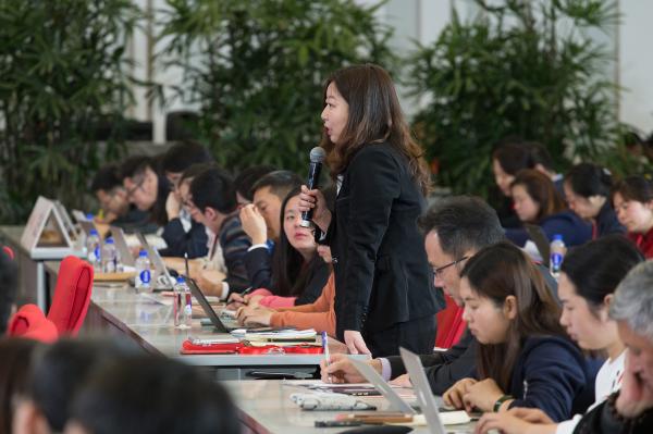1月29日，上海市人民政府举行记者招待会，澎湃新闻记者在会上提问。
