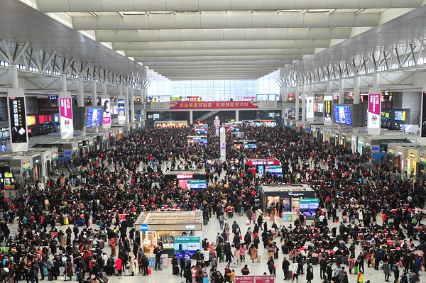 图说:今年春节前,虹桥火车站候车大厅里,大批乘客有序候车,场面壮观