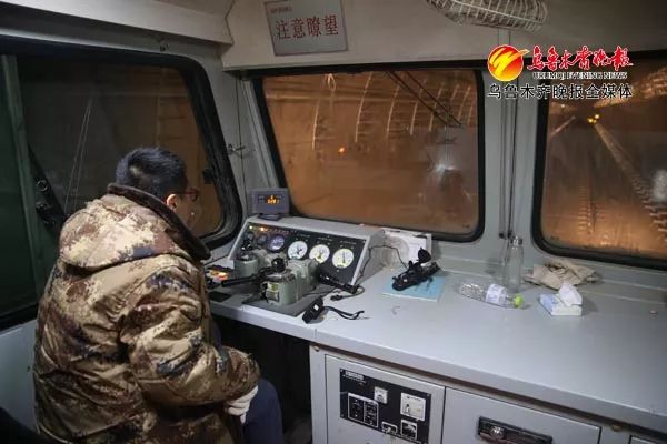 速入 乌鲁木齐晚报记者试乘轨道车体验地铁1号