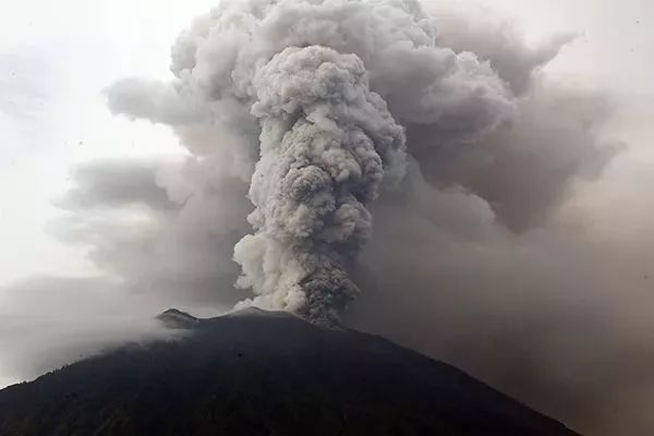 现实版战狼!巴厘岛火山喷发,1.7万中国游客滞