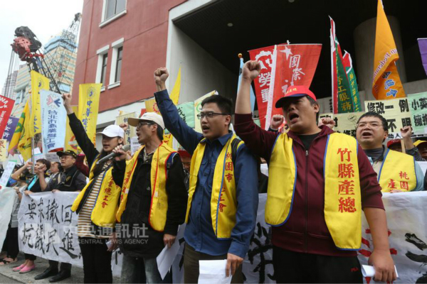 1512363729363227.jpg 图为台劳工在台立法机构外抗议。(图片来源:台湾“中央社”)