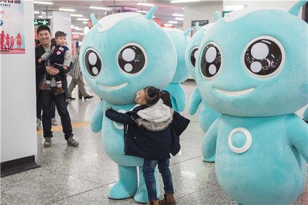 圣诞萌宠地铁专列上线 天空蓝小c萌翻少女心