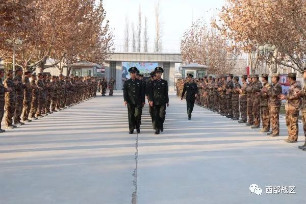 新疆阿克苏百余名退伍老兵光荣返乡