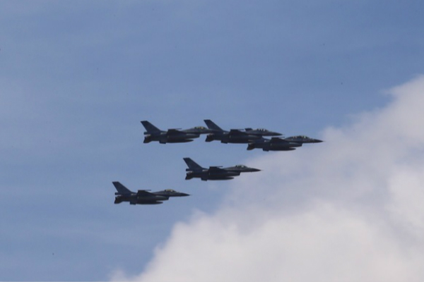 台空军F16战机7日上午升空拦截解放军军机,遭点名“立即离开,后果自负”。(图片来源:台媒资料图)