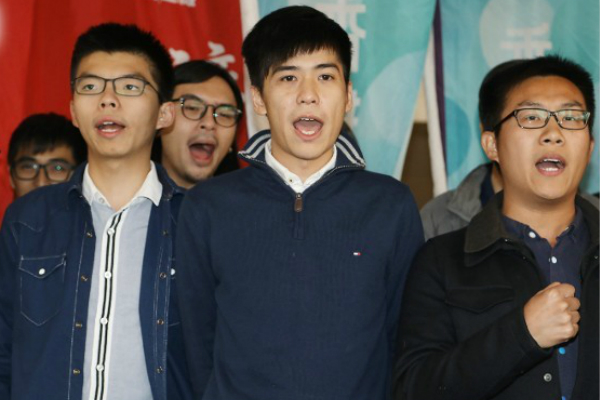 黄之锋(左)、岑敖晖(中)及黄浩铭(右)等人被控刑事藐视法庭罪。(图片来源:香港东网)