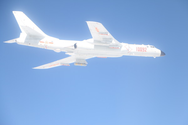 1512982257672420.jpg 台湾防务部门发布的解放军军机轰-6照片。(图片来源:台湾《东森新闻云》)