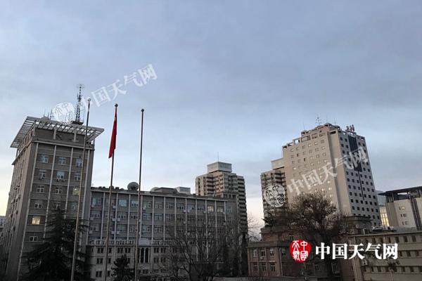 今晨,北京天空云量增多。
